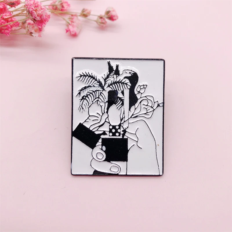 Креативная зажигалка ручная эмалированная брошь с кокосовой пальмой черно-белая