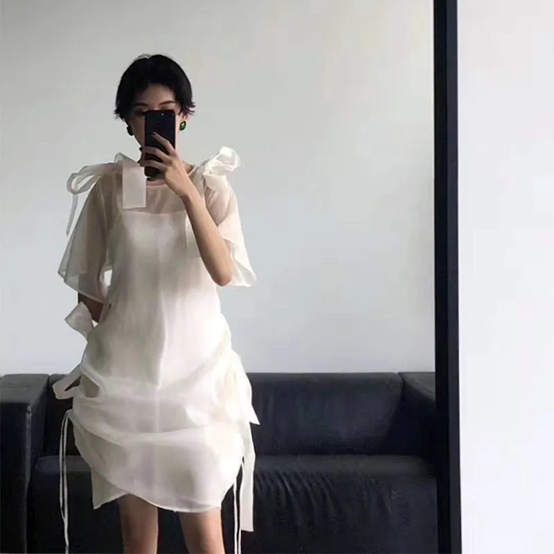 TWOTWINSTYLE элегантное белое платье для женщин с круглым вырезом и коротким рукавом