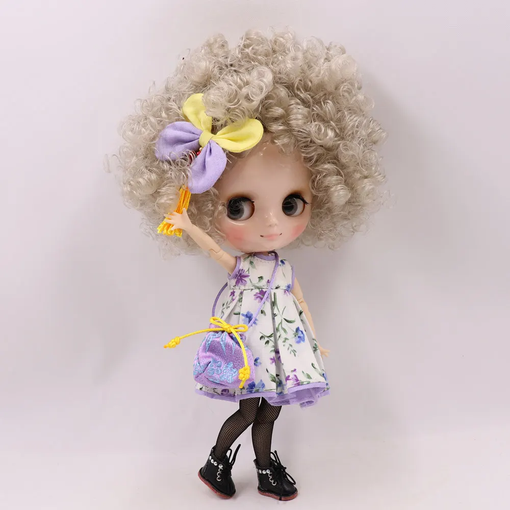 Кукла Middie Blyth желтое пальто с цветочным платьем фиолетовой сумкой и чулками