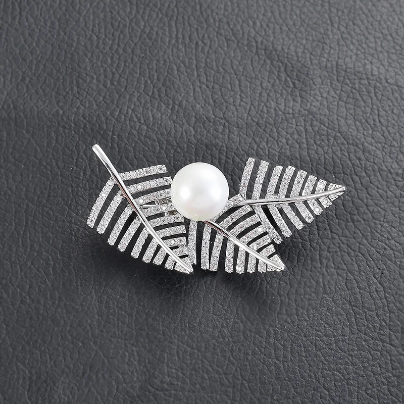 Красивая личность тренд Медная брошь Три Листья жемчуг Медь из циркона платье