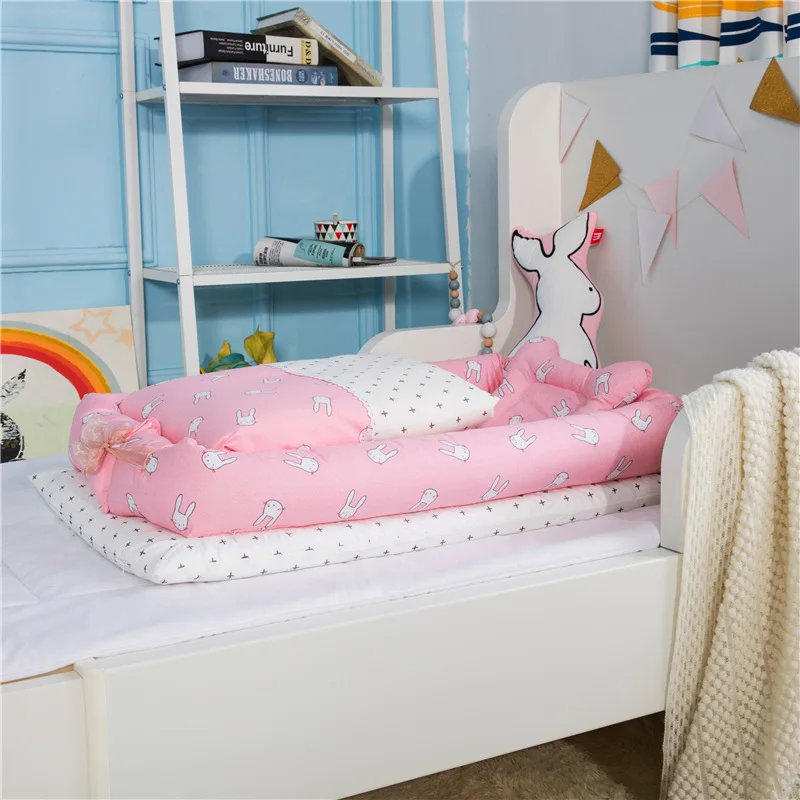 Удобная детская кровать с кроватью и одеялом может быть разобрана вымыта