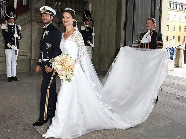 

Luxury Cathedral Wedding Dresses long sleeve royal train v-neck a-line Wedding gown Lace Bridal Gowns Vestido de Noiva