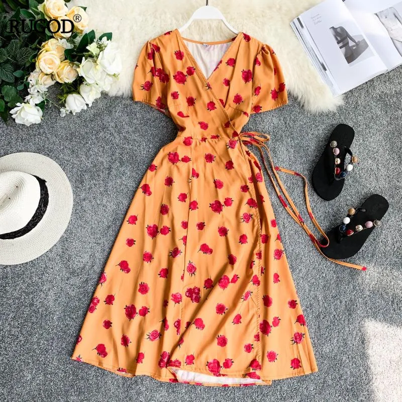 Женское платье с поясом RUGOD розовое средней длины коротким рукавом и треугольным