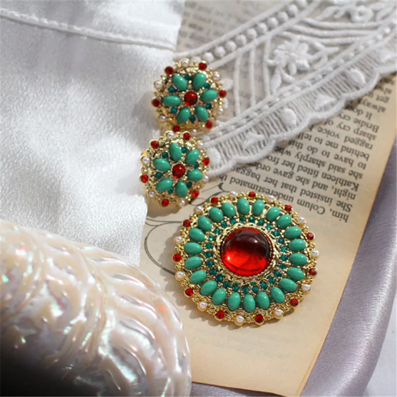 Серьги гвоздики из серебра 2019 пробы с инкрустированными красными и синими
