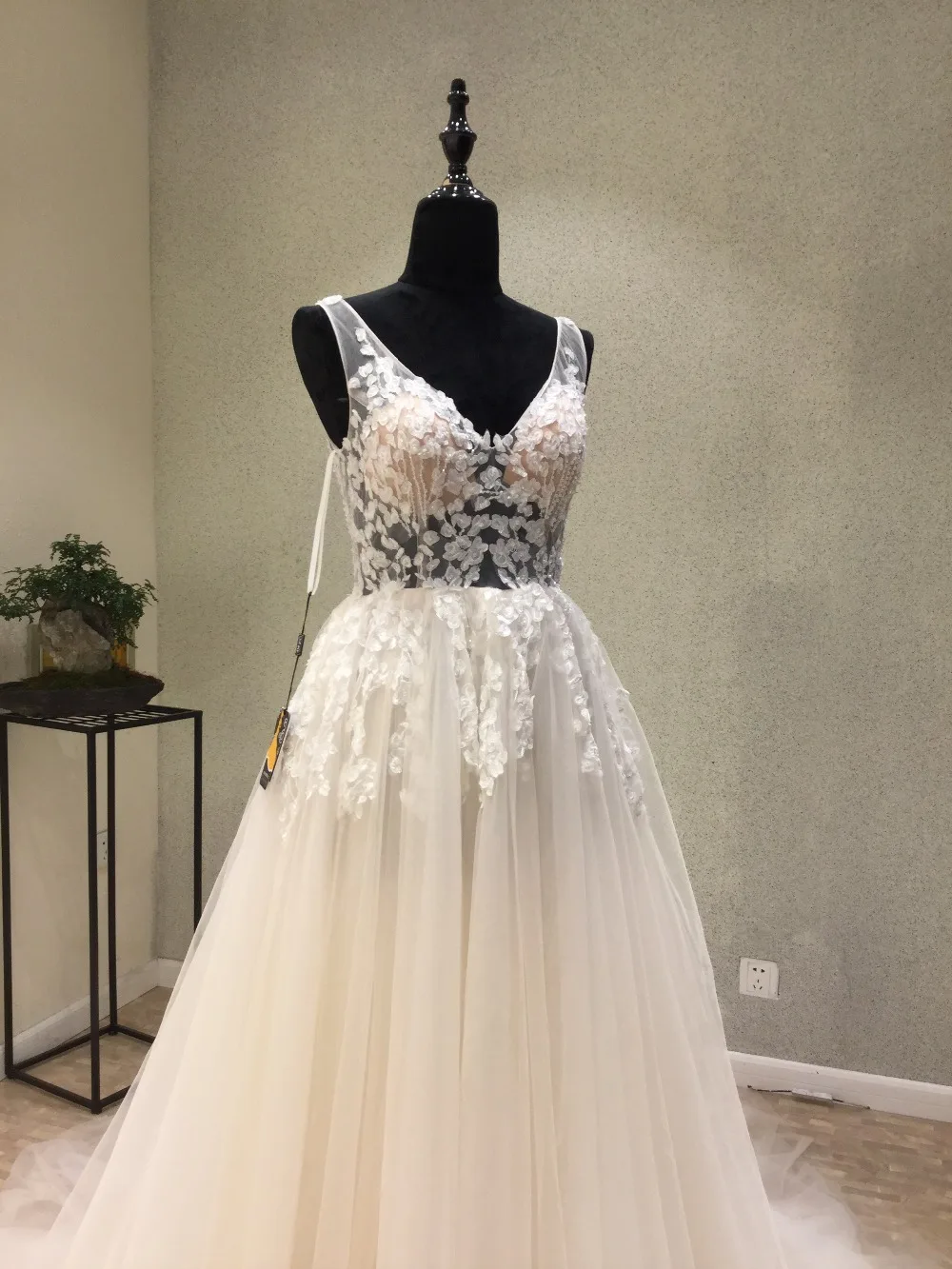 Женское свадебное платье со шлейфом белое с открытой спиной и V-образным вырезом