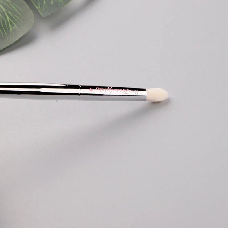Кисть для теней It Cosmetic Tip серебристая хромированная синтетическая коническая
