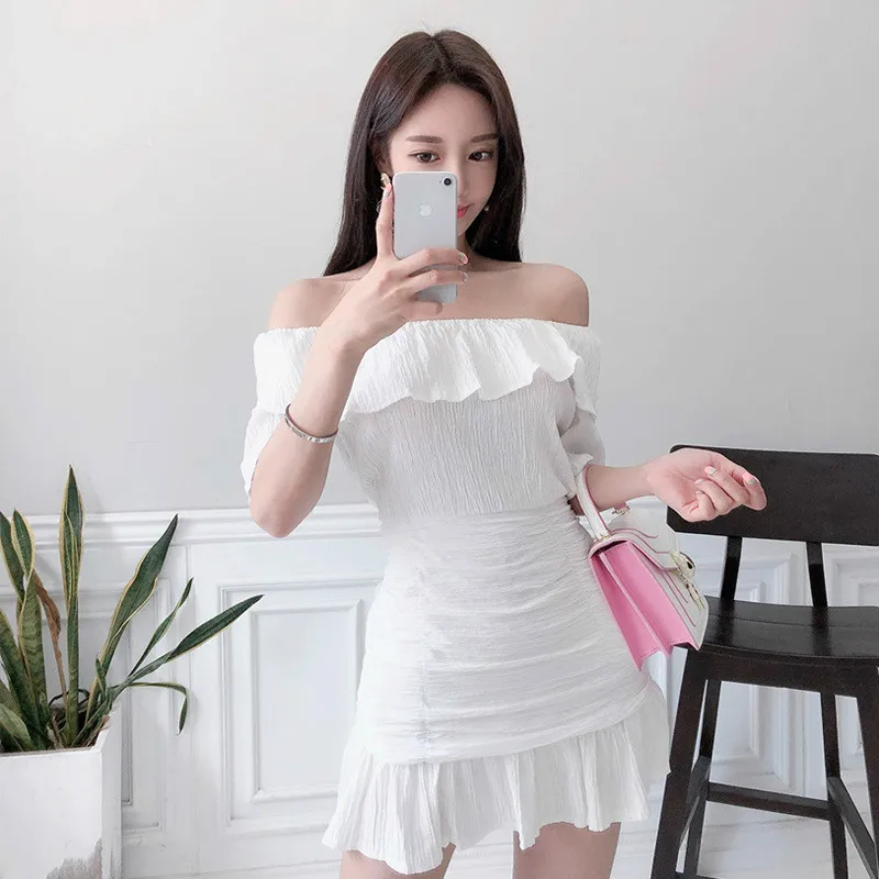 Белая блузка с вырезом лодочкой и оборками мини-юбка запахом черный женский