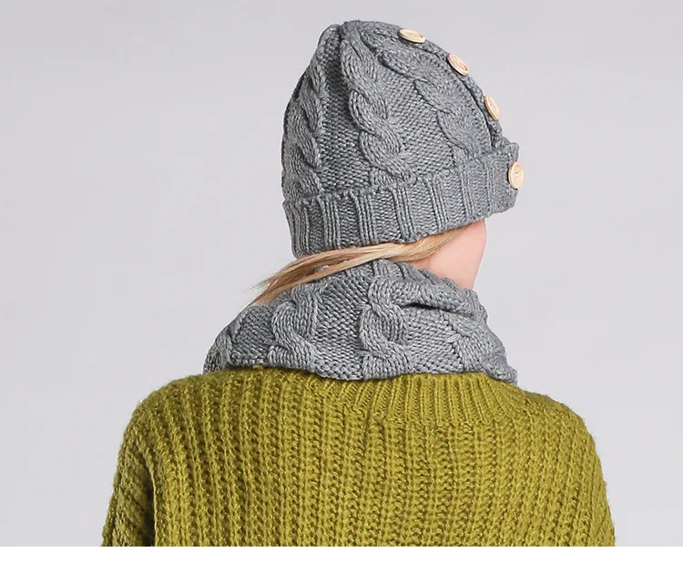 Элегантная женская вязаная шапка и шарф на пуговицах комплект из двух предметов