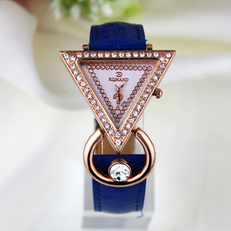 Новое поступление женщины одеваются часы кожаный ремешок треугольник наручные