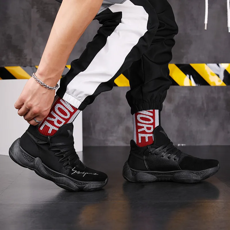 Весенние мужские кроссовки новые модные сетчатые беговые на шнуровке