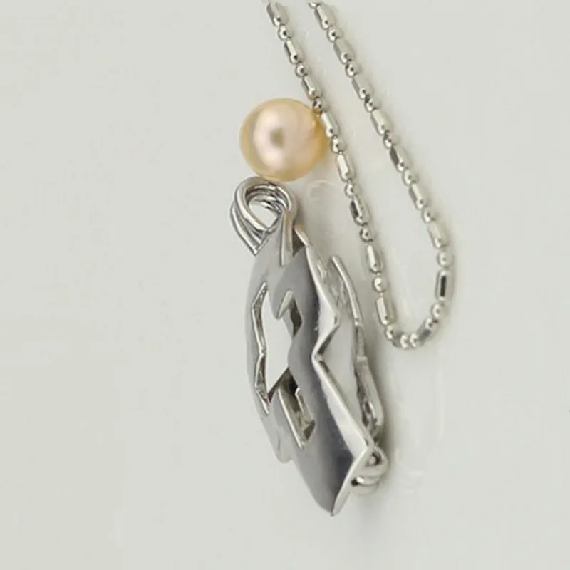 Кулон в виде медальона из серебра 925 пробы с жемчужинами и драгоценными камнями