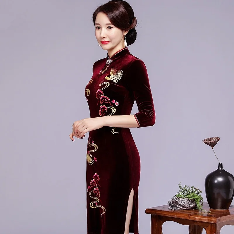 Фиолетовое китайское традиционное платье Ципао с вышивкой велюровое вечернее Ao