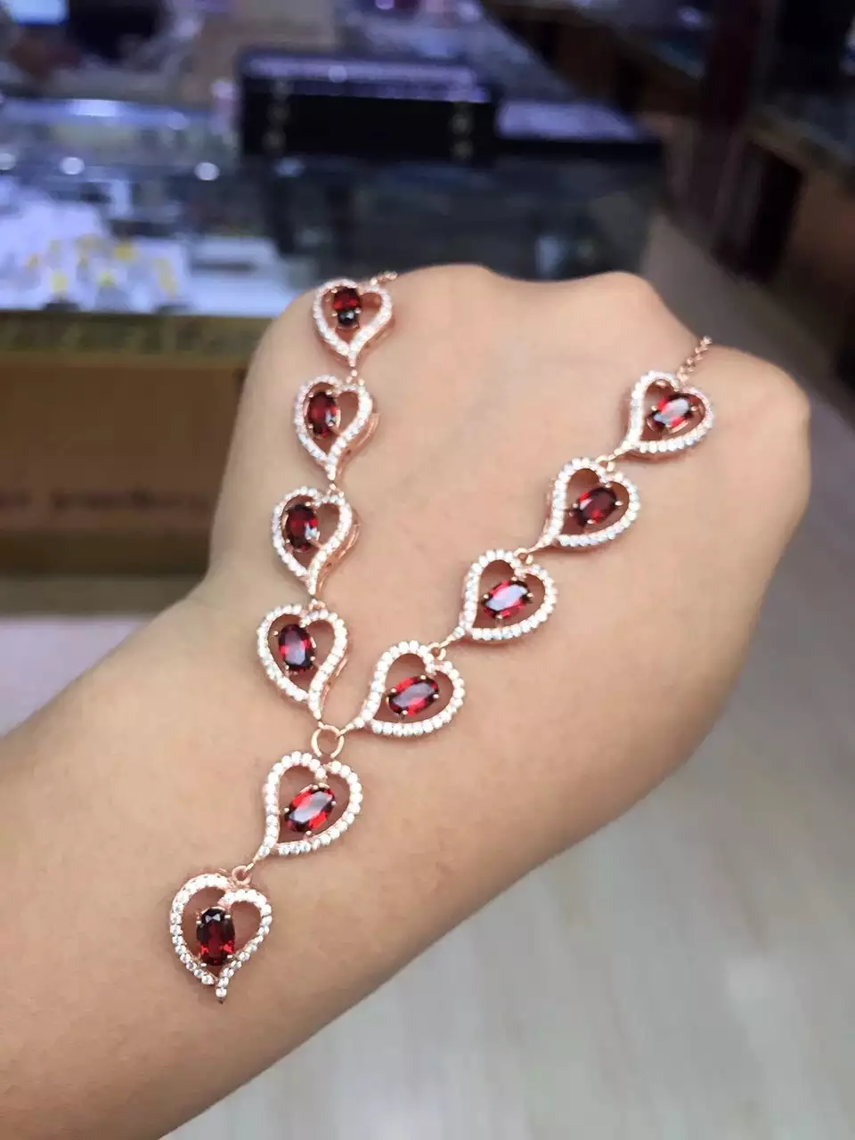 Этот же бренд рассчитан на ожерелье из серебра 925 пробы с гранатом. Клиенты