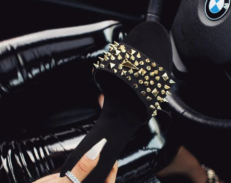 Сандалии женские на плоской подошве уличные шлепанцы с заклепками вырезами для