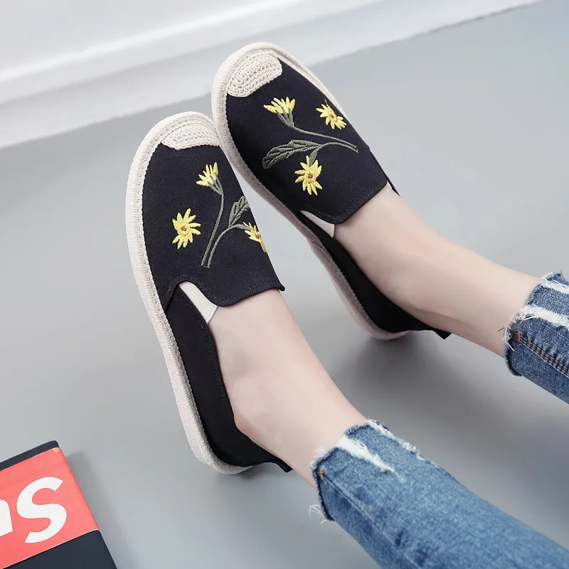 Туфли женские с вышивкой на плоской подошве легкие дышащие мягкие лоферы