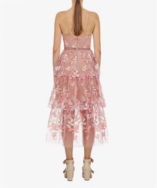 Женское летнее платье розовое вечернее с блестящей цветочной вышивкой и