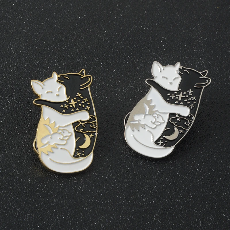 Qihe ювелирные изделия 2 шт./компл. кошка Hug Pin черный, белый цвет Ying Yang Броши с котами закладки, металлические броши для мужчин и женщин пара Kawaii pin-код