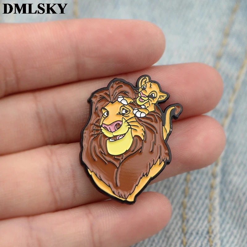 DMLSKY модные эмалированные Броши с изображением короля льва из мультфильма для женщин и мужчин значок для рюкзака джинсовая булавка M3671