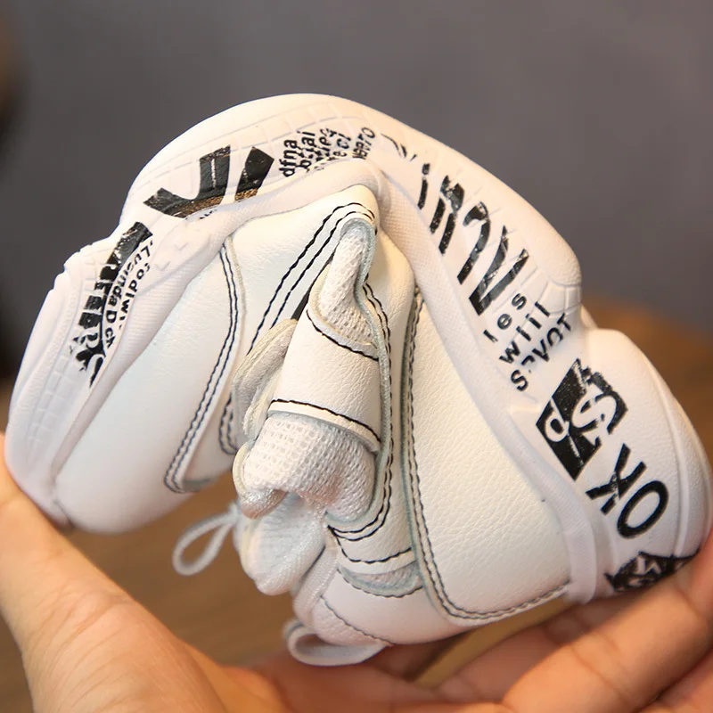 Новая детская спортивная обувь повседневная с граффити на липучке для мальчиков