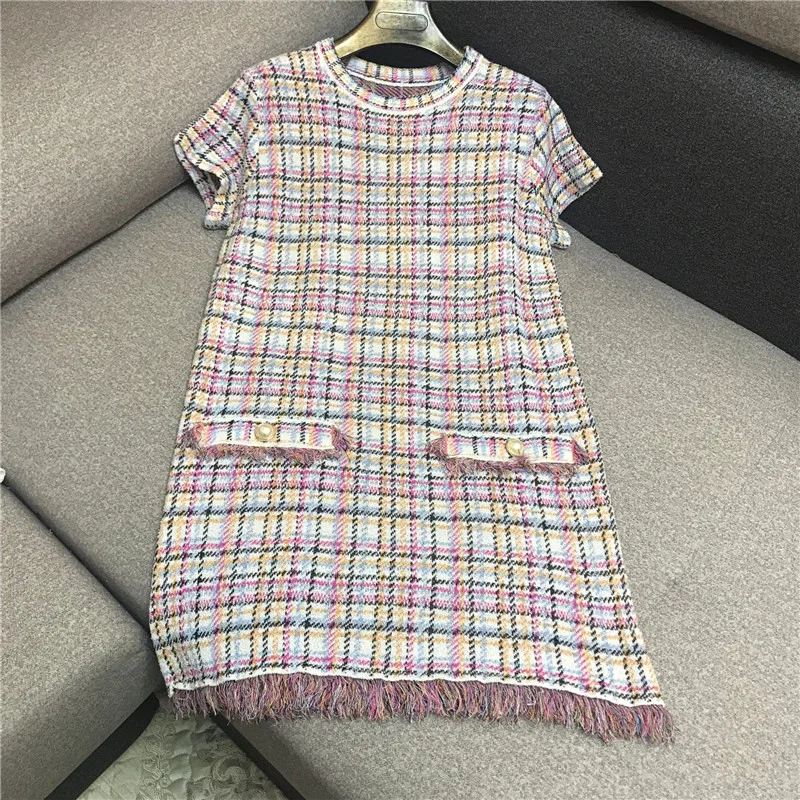 Роскошное женское трикотажное платье в клетку с круглым вырезом и