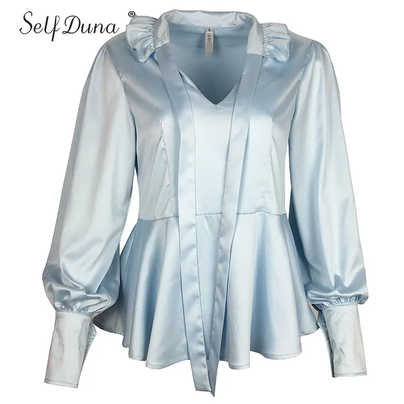 Женская атласная блузка с v-образным вырезом и галстуком-бабочкой облегающая