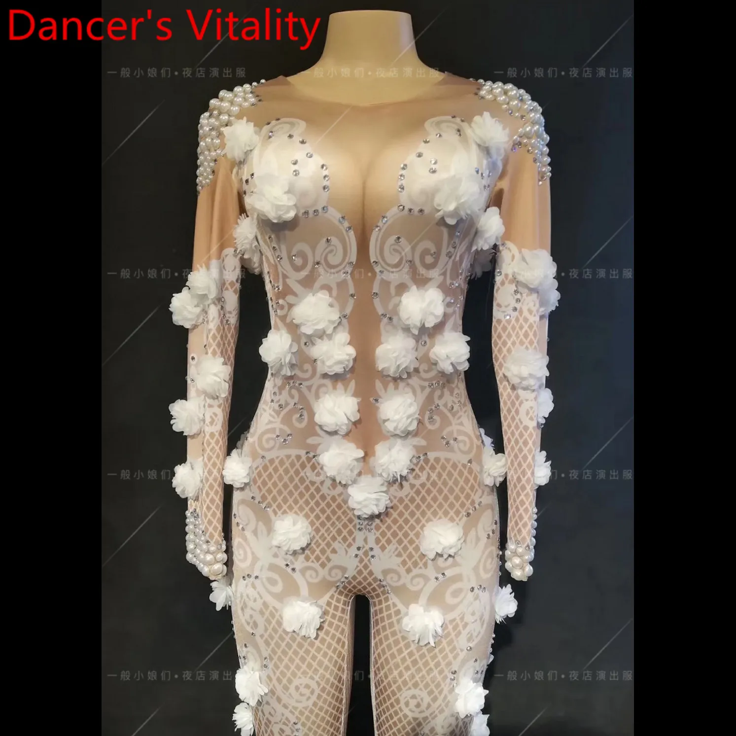 Белый цветок розы инкрустированный бриллиантами ложная перспектива длинный