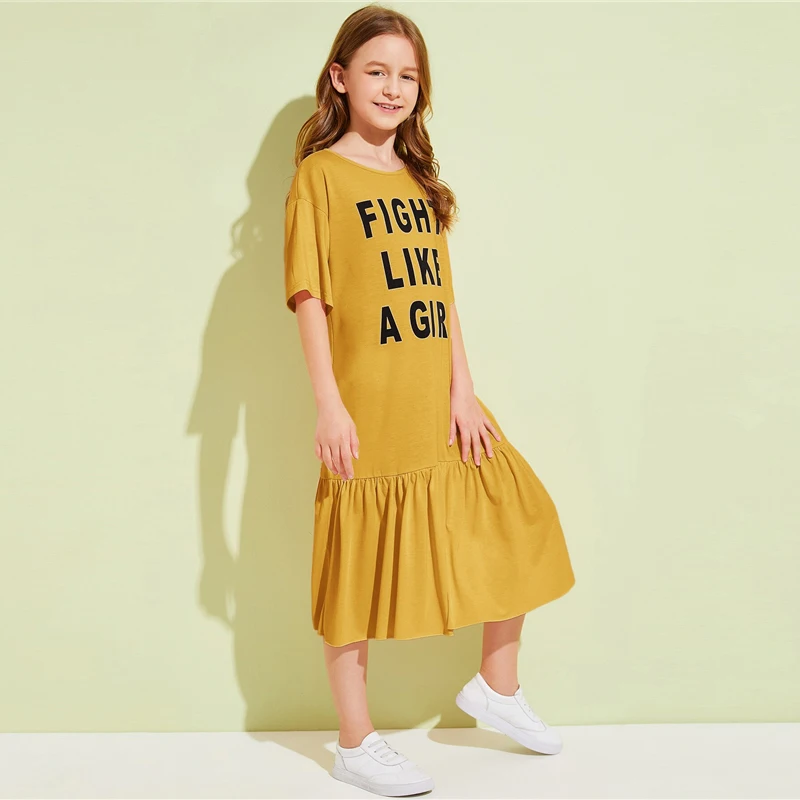 SHEIN/Детская Повседневная футболка для девочек с буквенным принтом и рюшами на подоле; платье для детей; коллекция года; Летние Детские платья средней длины с короткими рукавами и оборками
