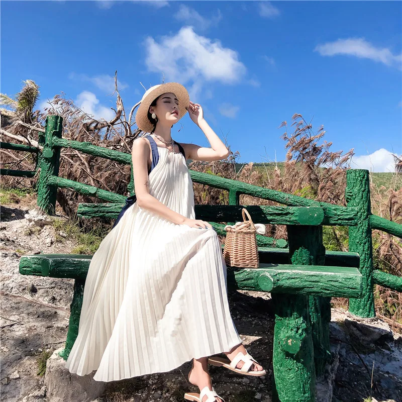 Белое сексуальное богемное пляжное платье на бретелях спагетти плиссированное