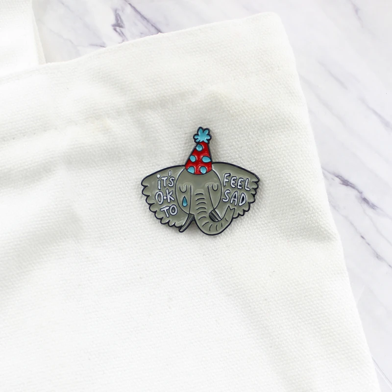 Милая и романтичная брошь в форме разрывной головы слона напечатанная с ней