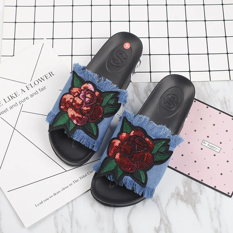 Известный бренд Женские сандалии-гладиаторы из денима с розовой вышивкой