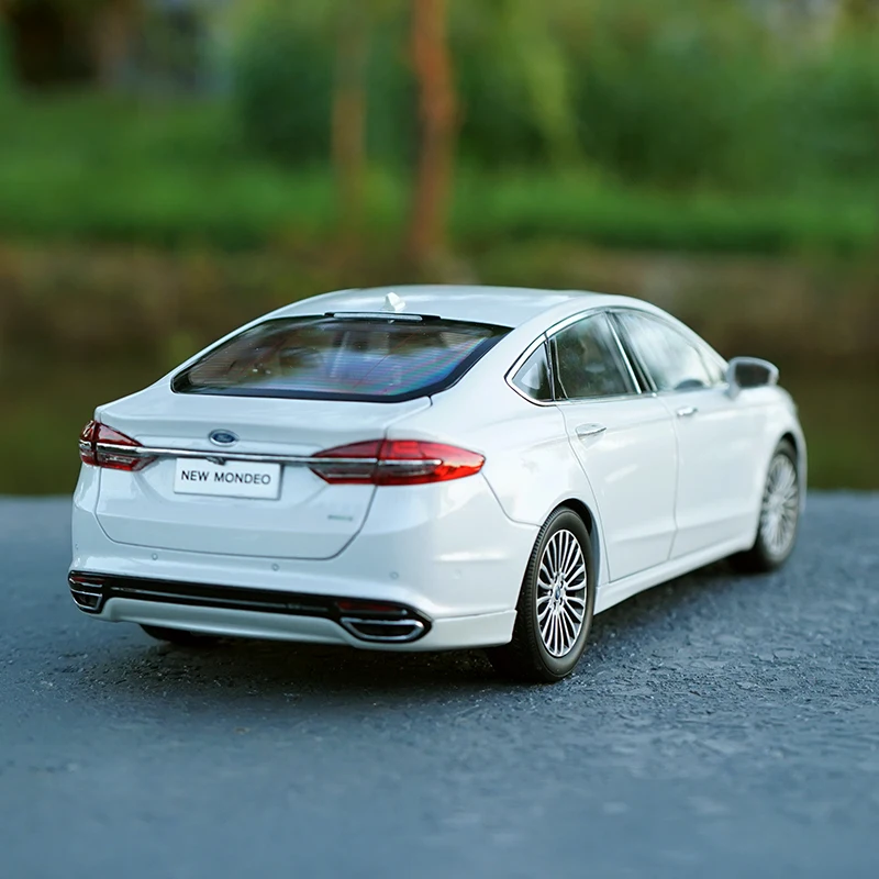 1/18 Новая модель автомобиля Mondeo Fusion литой под давлением сплав игрушки для детей