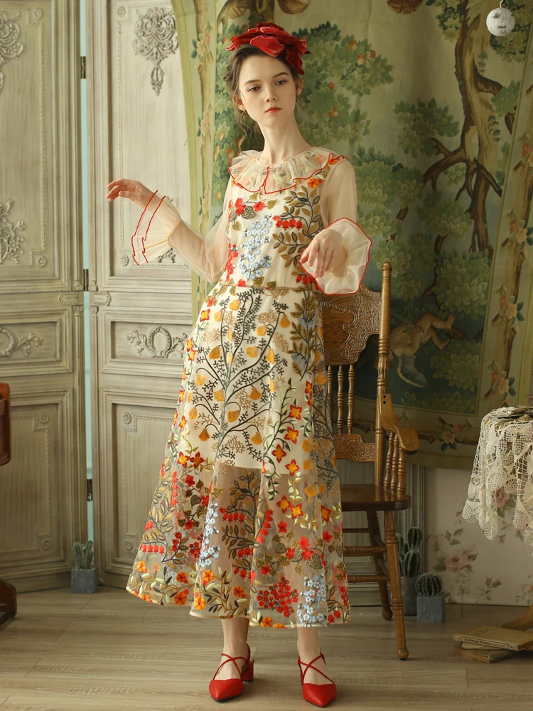 

Женское приталенное платье с рукавами-фонариками и вышивкой