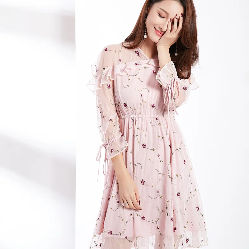 Женское платье с рукавом бабочкой весеннее шифоновое треугольным вырезом три