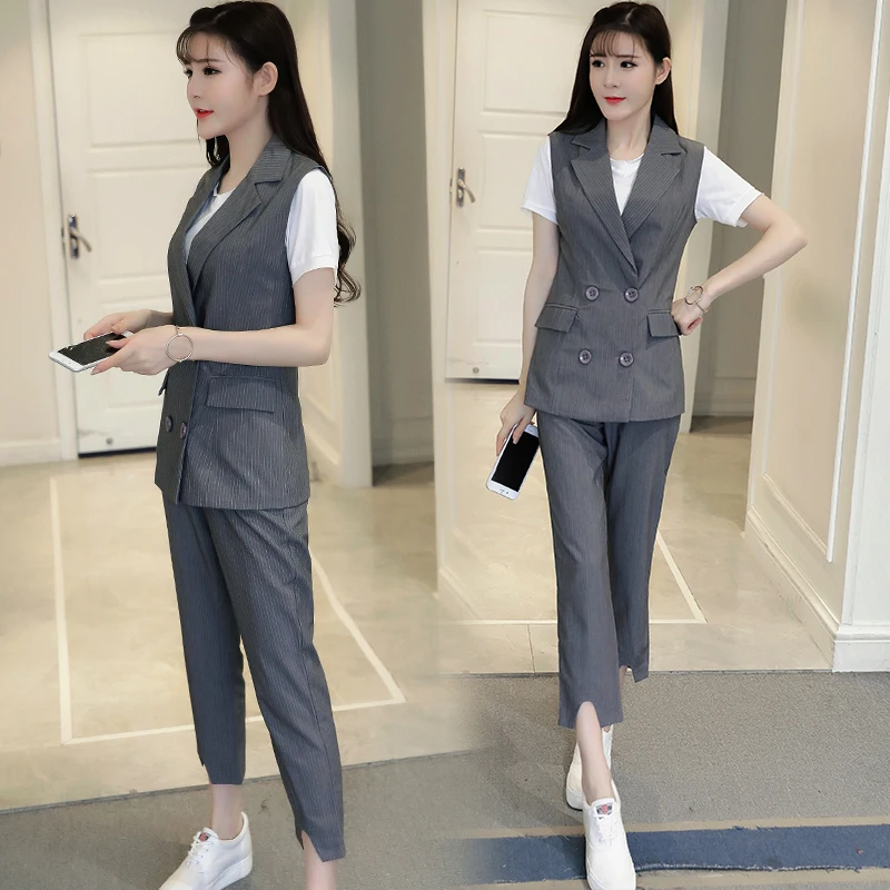 Женское профессиональное платье костюм из двух предметов в полоску с жилетом