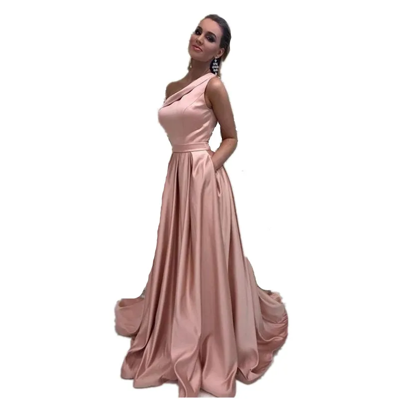 Атласные вечерние платья а силуэта с одним открытым плечом длиной до пола со
