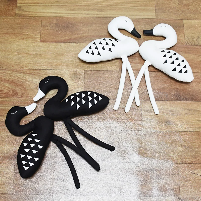 Лидер продаж подушка в виде белого и черного лебедя для детской кровати