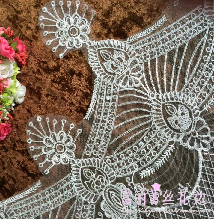 Красивая кружевная тесьма 2 метра шириной 40 см с вышивкой белым и серебряным