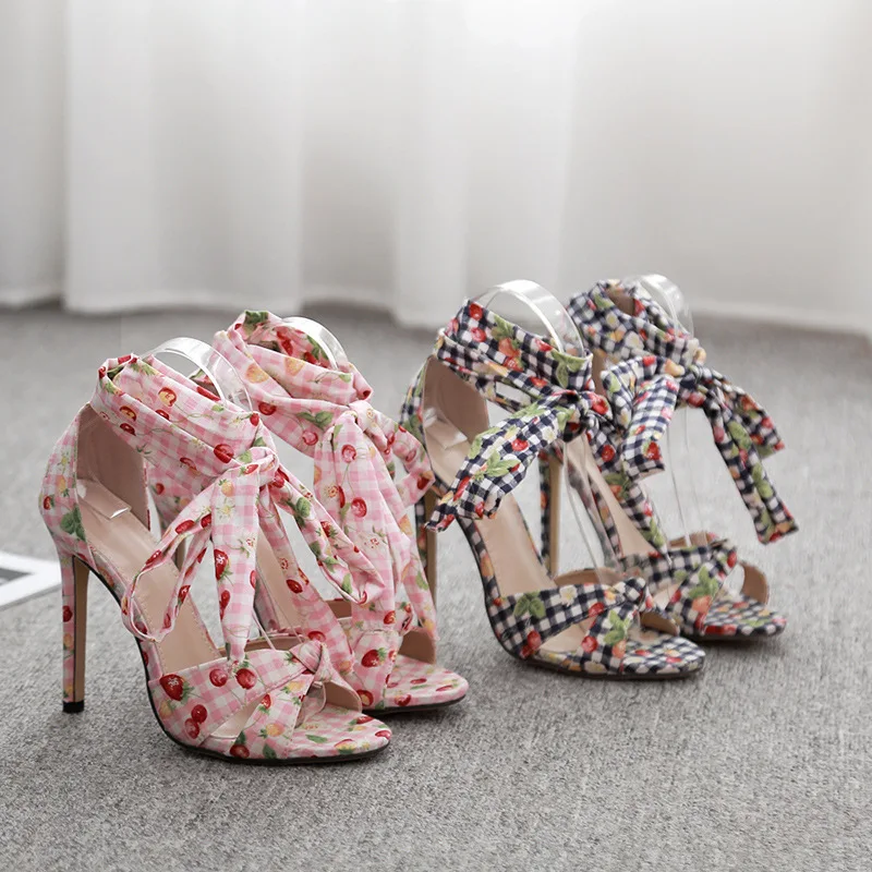Босоножки на высоком каблуке с перекрестной шнуровкой и цветами женские туфли