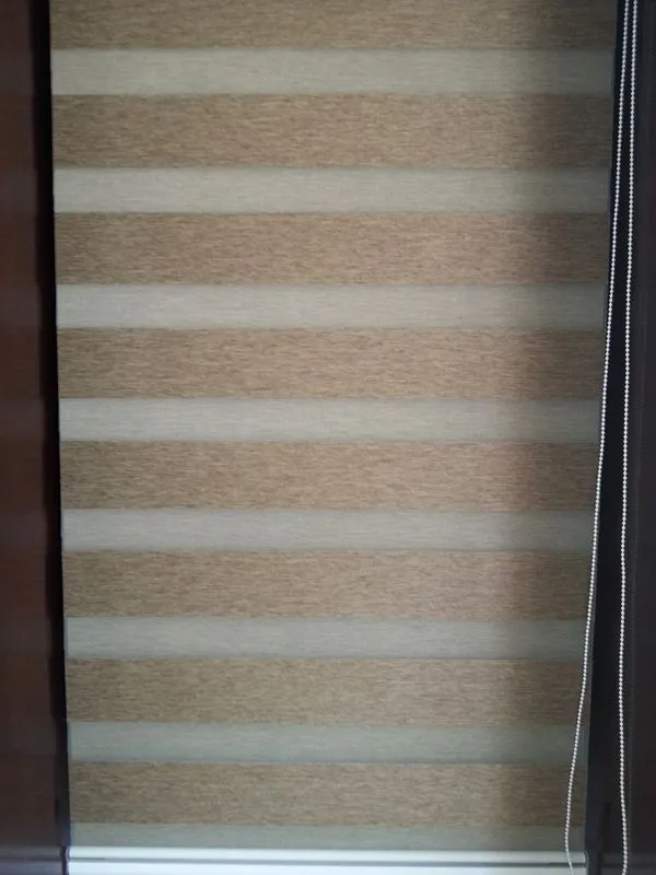 Сделанные на заказ затемняющие двухслойные роликовые жалюзи зебры коричневые