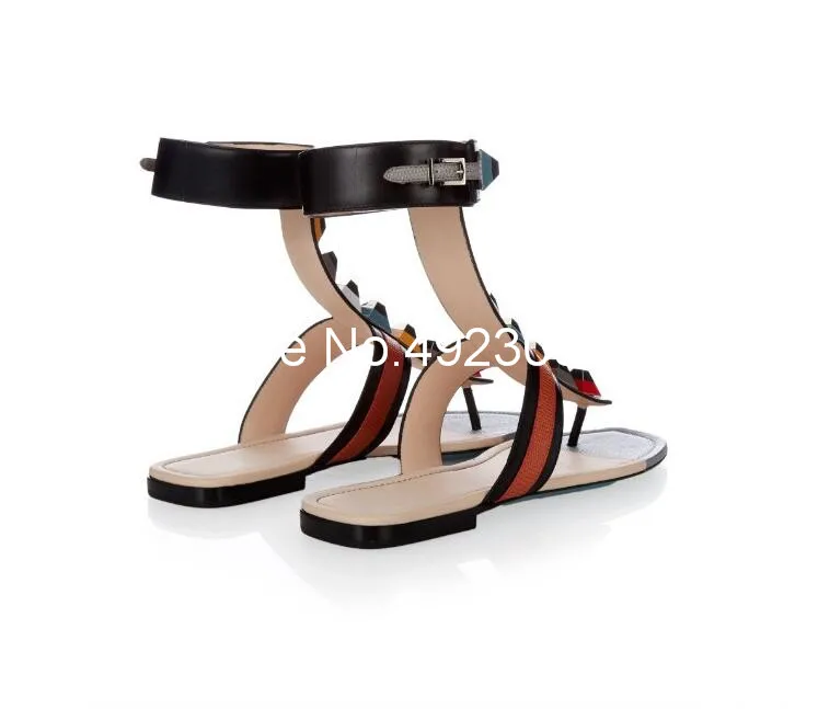 Женские сандалии на плоской подошве стильные гладиаторы цветные шлепанцы с