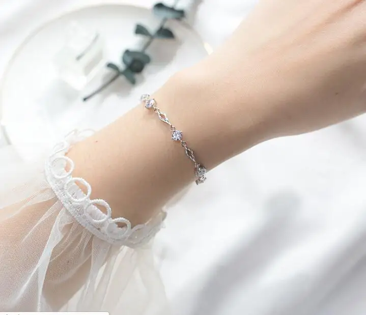 100% реальные. 925 стерлингового серебра Fine Jewelry 4 зубцами белый камень CZ и Engraved Open
