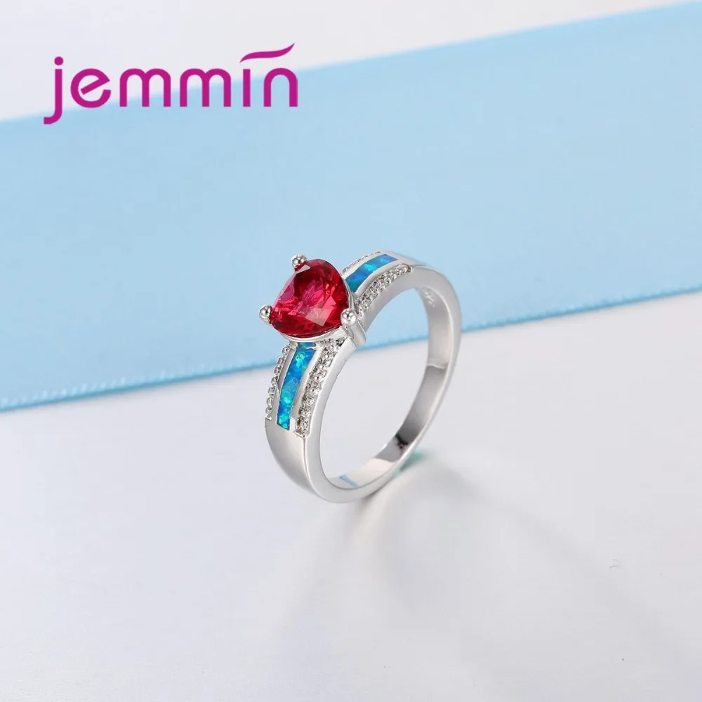 Женское кольцо из серебра 925 пробы с треугольным красным кристаллом и голубым