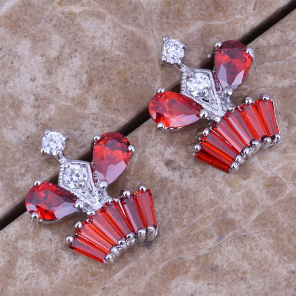 Модные серьги гвоздики в виде королевской короны N1122 с красным гранатом и белым