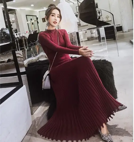 Длинное трикотажное платье розовое облегающее теплое со стоячим воротником