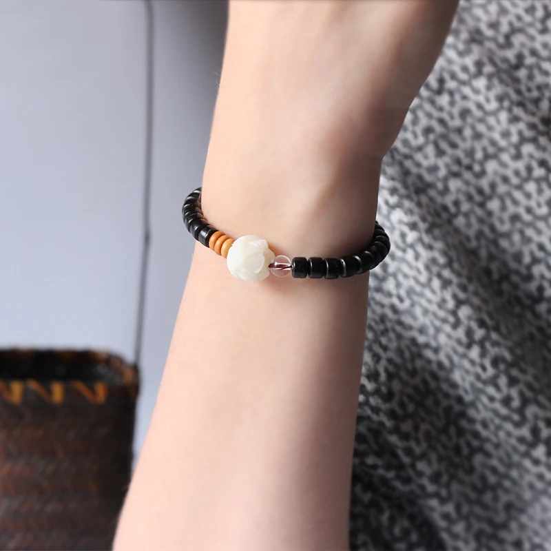 Женский браслет с бусинами из кокосового ореха белый ручной работы и резными