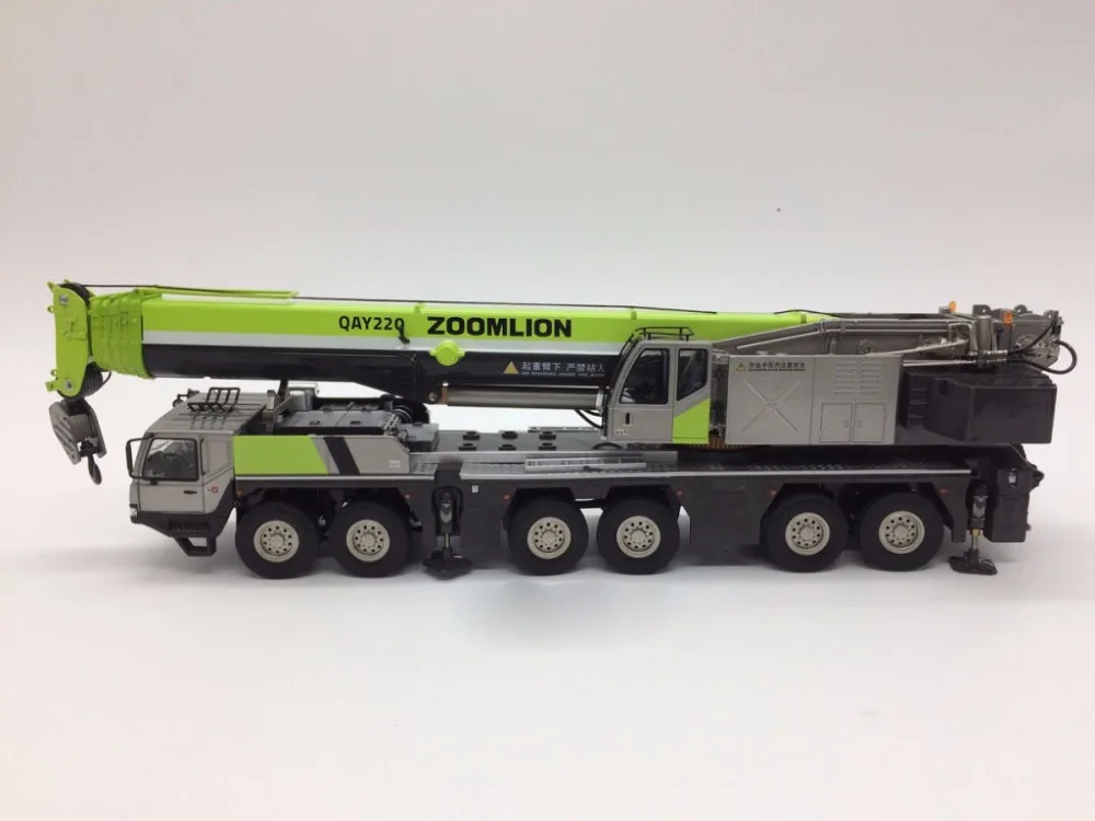 1:50 ZOOMLION QAY220V вездеходный кран