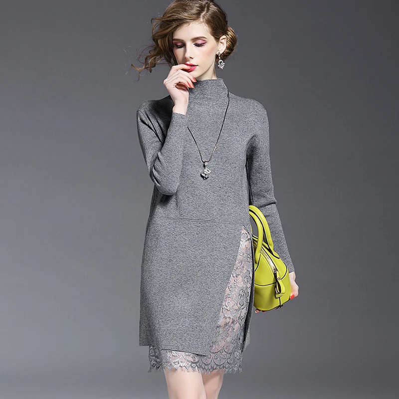 Женское трикотажное платье-свитер с воротником-хомутом и кружевной юбкой |