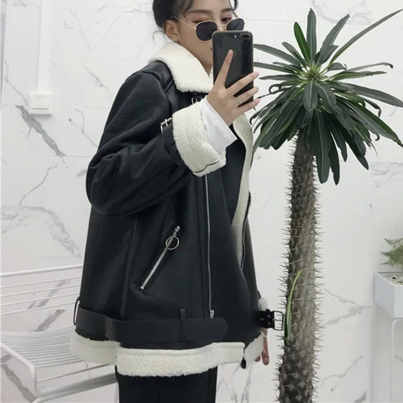 Женская кожаная куртка из искусственной кожи черная свободного покроя с мехом