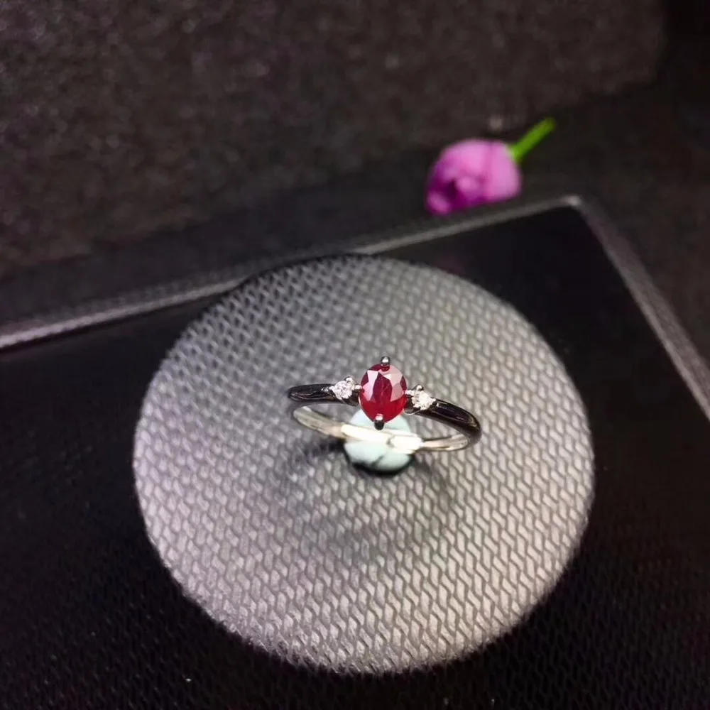 Женское Обручальное кольцо с натуральным Рубином из серебра 925 пробы 4 Х5 мм |