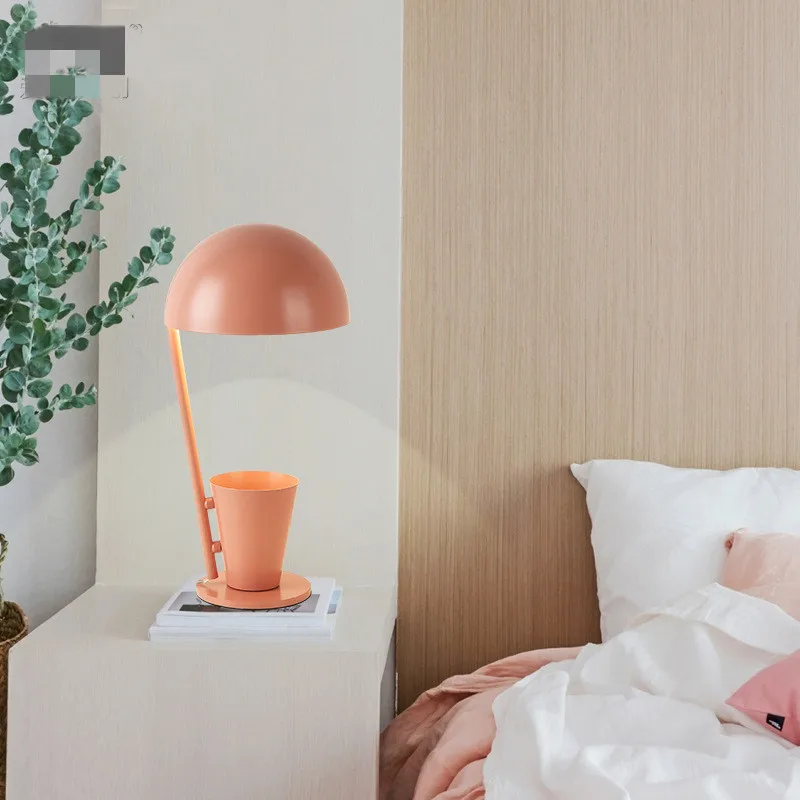 Скандинавская постмодернизированная прикроватная лампа многоцветная